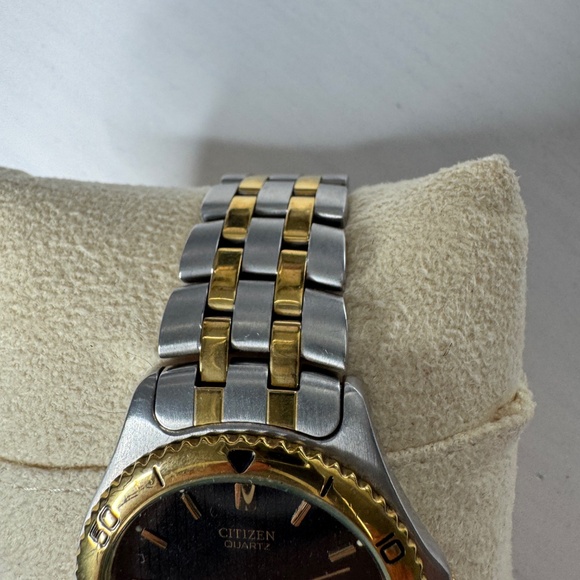 Citzen's Men's Gold & silver Tone Black Dial Watch - Picture 4 of 8